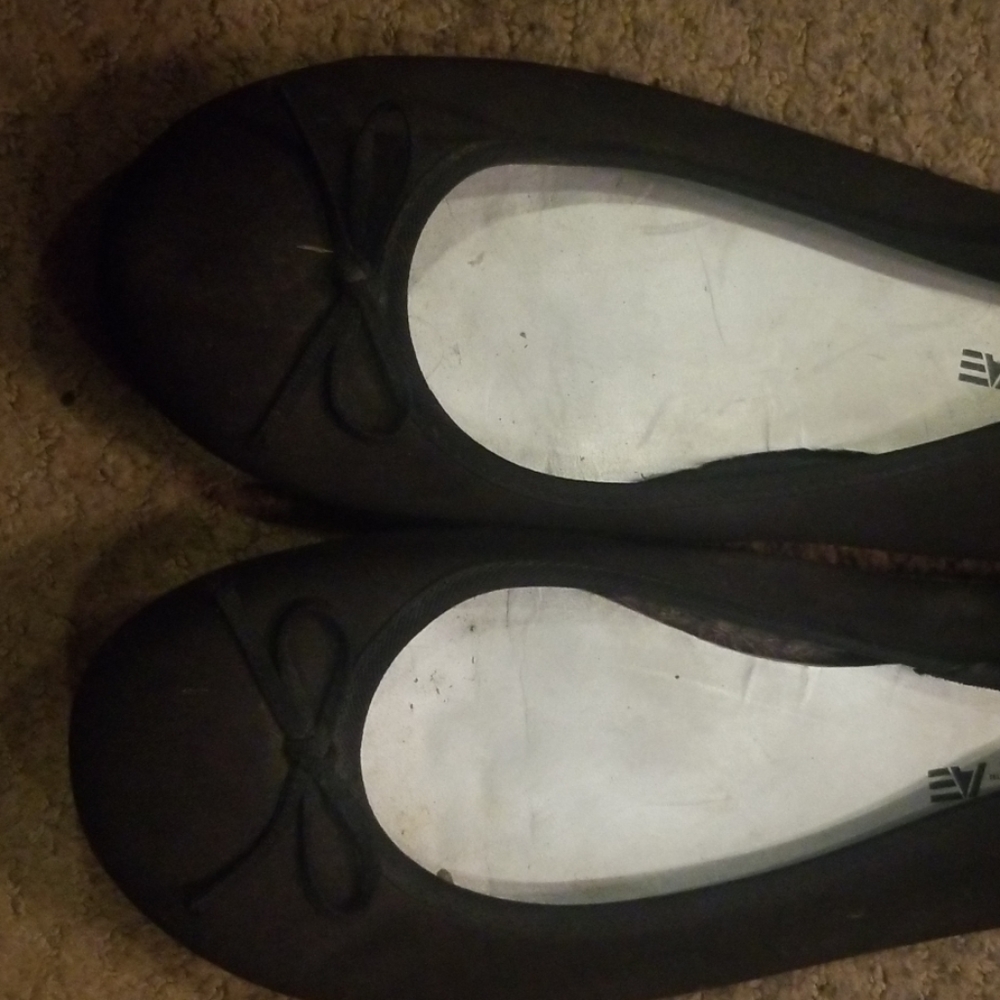 Shoes - Picture 2 of 4